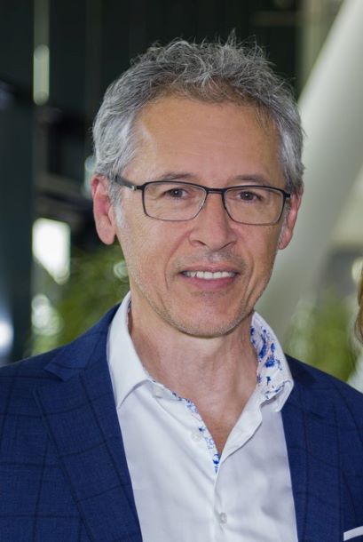 Ober Portrait ohne Krawatte 2 verkleinert